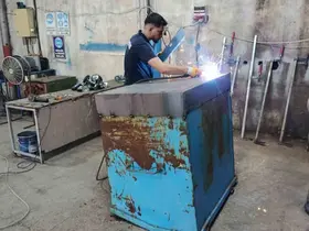 Gölcük’te eskiyen konteynerler çöpe gitmiyor, yenilenerek tasarruf sağlanıyor
