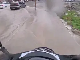Göle dönen yollarda direksiyon başındaki motokurye yaşadıklarını kayda aldı
