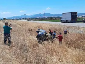 Gönen’de kontrolden çıkan otomobil refüje devrildi
