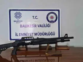 Gönen’de ruhsatsız silah ve 3 çalıntı motosiklet ele geçirildi
