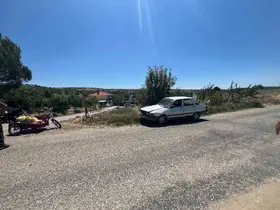 Gördes’te motosiklet otomobile çarptı: 2 yaralı
