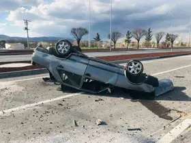 Görenleri dehşete düşüren kaza anbean güvenlik kamerasında
