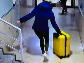 Güllü'nün kızının valizlerle kaçmaya çalıştığı anlar kamerada