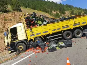 Gümüşhane’de sebze yüklü kamyon otomobile arkadan çarptı: 4 yaralı
