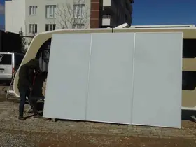 Güneş panellerinde devrim: Gündüz enerji, gece reklam paneli
