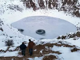 Güneşin konumuna göre renk değiştiren Kızılçan Gölü dondu
