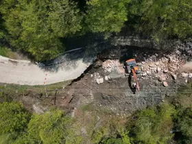 Günler süren yağış sebebiyle mahalleye giden yollar çöktü
