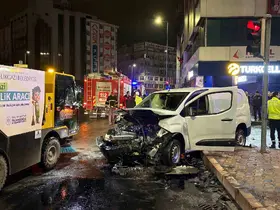 Hafif ticari araç ile otomobil çarpıştı: 2 yaralı
