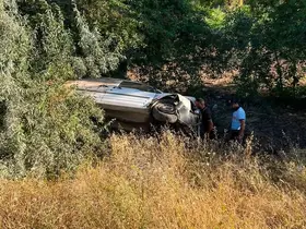 Hafif ticari araç kontrolden çıkıp tarlaya uçtu: 3 yaralı
