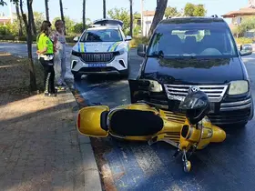 Hafif ticari araç motorlu bisiklete çarptı: 1 yaralı
