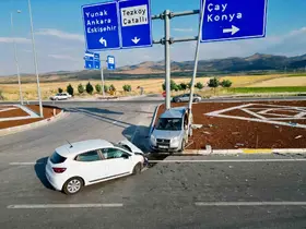 Hafif ticari araç otomobille çarpıştı: 7 yaralı
