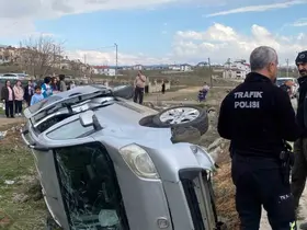 Hafif ticari araç şarampole devrildi: 1 yaralı
