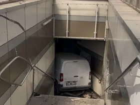 Hafif ticari aracıyla metro istasyonuna daldı
