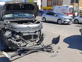 Hafif ticari araçla otomobil çarpıştı : 4 yaralı
