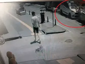 Hafif ticari araçlar çarpıştı, kaza anı kameraya yansıdı
