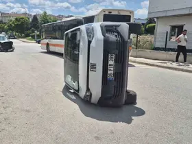 Hafif ticarinin çarptığı PTT aracı yan devrildi
