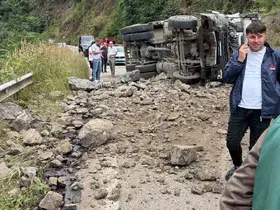 Hafriyat kamyonu yola devrildi: 1 yaralı
