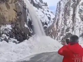 Hakkari-Çukurca karayolunda 2 ayrı çığ düştü: Yol ulaşıma kapandı
