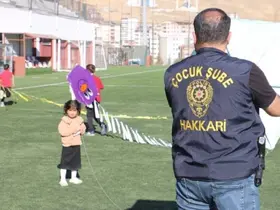 Hakkari polisinden çocuklar için uçurtma şenliği düzenlendi
