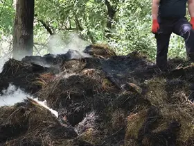 Hakkâri’de 400 balya ot yanarak kullanılamaz hale geldi
