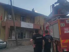 Hakkari’de çatıda mahsur kalan işçi kurtarıldı
