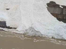 Hakkâri’de çığ: Zap Suyu’nun önünü kesti
