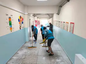 Hakkari’de denetimli serbestlik yükümlüleri camileri ve okulları temizledi
