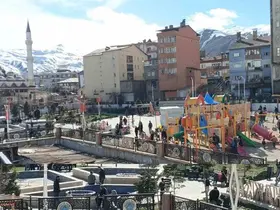 Hakkari’de güneşli havayı fırsat bilenler parka akın etti
