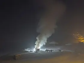 Hakkari’de itfaiye araçlarının çıkamadığı tandır evindeki yangına vatandaşlardan karla müdahale
