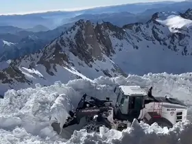 Hakkari’de karla mücadele çalışmaları aralıksız sürüyor
