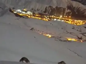 Hakkari’de masalsı şehir görüntüsü eşliğinde tilkilerin oyunu
