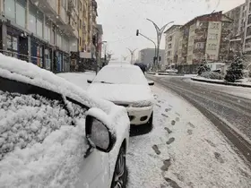 Hakkari’de mevsimin ilk karı yağdı

