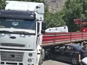 Hakkâri’de otomobil tıra çarptı: 1 yaralı

