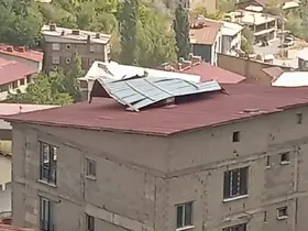 Hakkari’de şiddetli rüzgar çatılara zarar verdi
