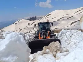 Hakkari’de yaz günü karla mücadele devam ediyor
