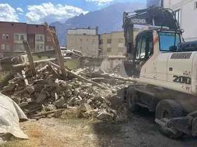 Hakkari’deki metruk binalar tek tek yıktırılıyor
