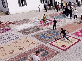Halı sahaları olmayınca 20’den fazla halıyı yan yana serip kendi sahalarını yaptılar

