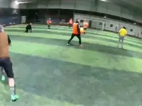 Halı sahanın çatısı çöktü... Futbolcuların koşarak kaçtığı anlar kamerada
