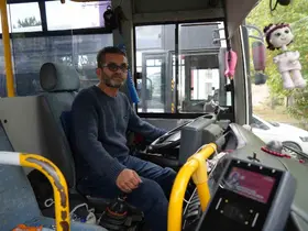 Halk otobüsünde unutulan para dolu çanta sahibine teslim edildi

