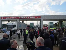 Hamzabeyli’de tır şoförleri sınır kapısının giriş ve çıkışını kapattı
