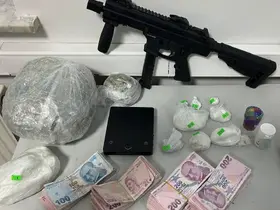 Hapis cezası ile aranan şahıs hobi bahçesinde uyuşturucu ile yakalandı
