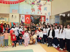 Hasan Kalyoncu Üniversitesi Hemşirelik Bölümü öğrencilerinden çocuklara bayram hediyesi
