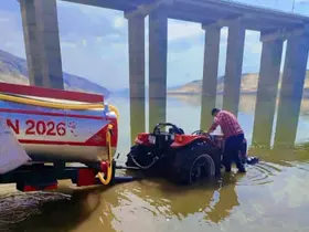 Hasankeyf’te baraj suyuna gömülen traktörü vatandaşlar çıkardı
