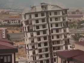 Hasarlı bina yıkıldı
