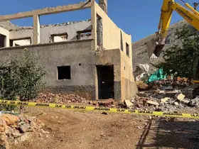 Hasarlı binaların yıkımı sürüyor
