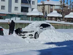Hasköy’de araçlar kar altında kayboldu

