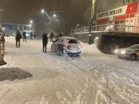 Hasköy’de karda kayan araçlar kameraya yansıdı
