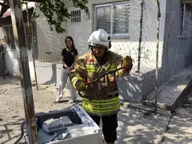 Hassa ve Erzin’de yerleşim alanlarına giren yılanları itfaiye yakaladı
