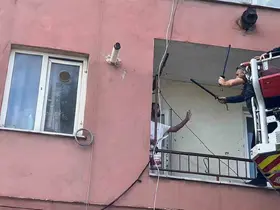 Hastaneye yatmamak için polise bıçak çekip direndi..
