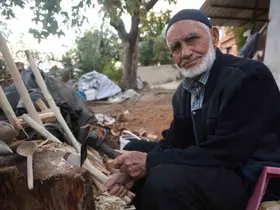 Hatay’da 85 yaşındaki usta, 70 yıldır ağaç dallarını keser ve bıçakla kaşığa dönüştürüyor
